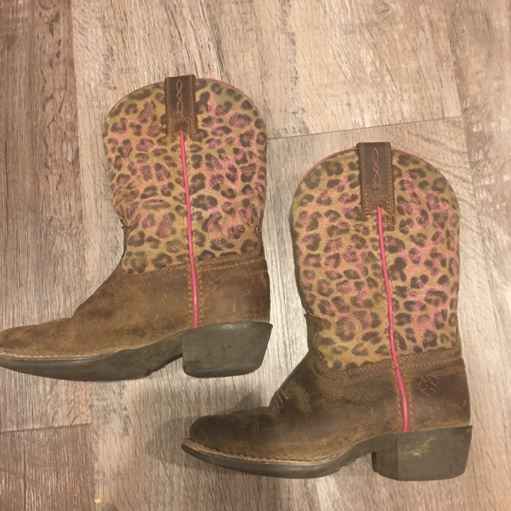 Size 9.5 girls Ariat boots